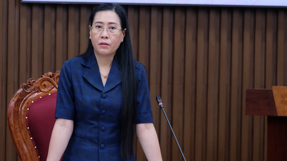 ba_bui_thi_quynh_van_bi_thu_tinh_uy_quang_ngai_phat_bieu_tai_buoi_lam_viec.jpg
