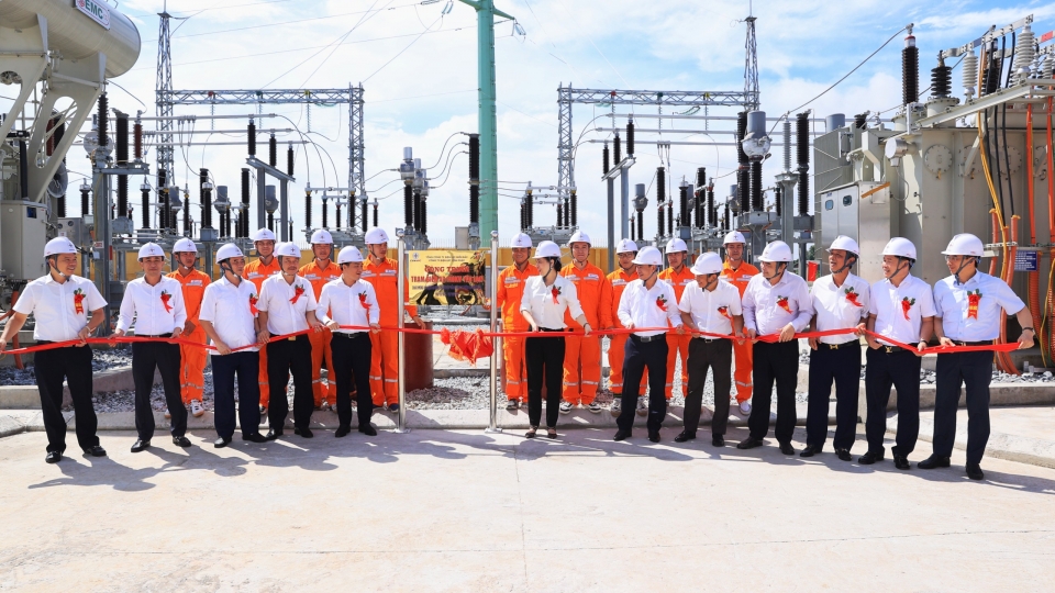 cac_dai_bieu_thuc_hien_nghi_le_keo_bang_khanh_thanh_cong_trinh_tba_110kv_yen_lac_1.jpg