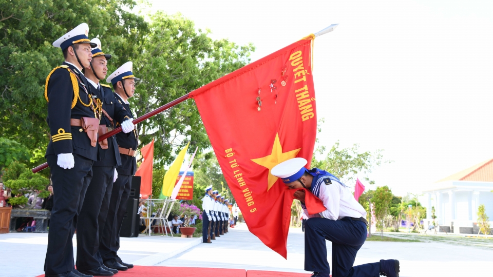 chien_si_moi_vung_5_hai_quan_hon_quan_ky_trong_le_tuyen_the.jpg
