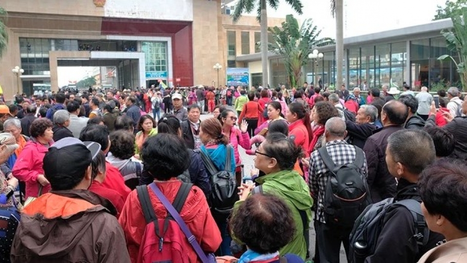 chinese_tourists.jpg