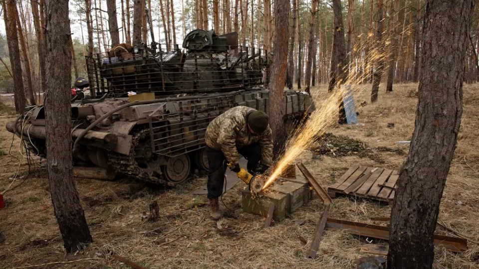 giap long xe tang Ukraine T-64,  giap chong UAV, linh tho Ukraine, cong binh Ukraine -global images ukraine.jpg