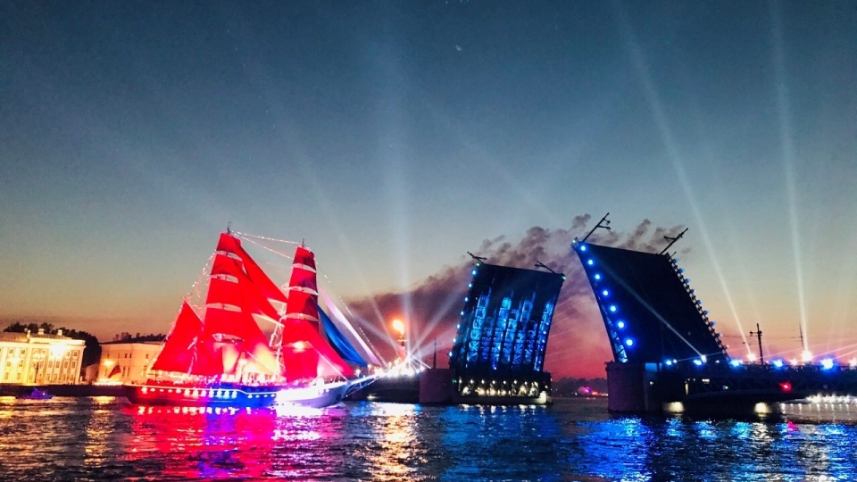 le hoi Canh buom do cua hoc sinh Nga, song Neva, cau Neva, Saint Petersburg -vov.jpg