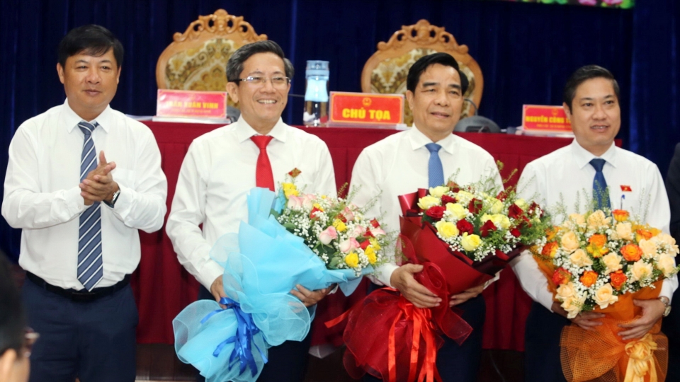 ong_luong_nguyen_minh_triet_bi_thu_tinh_uy_quang_nam_tang_hoa_chuc_mung_ong_le_van_dung_chu_tich_ubnd_tinh_quang_nam_va_2_pho_chu_tich_ubnd_tinh_quang_nam_20240621093637.jpg