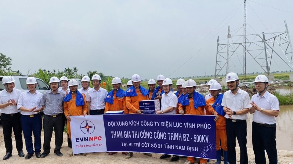 ong_nguyen_duc_thien_tong_giam_doc_evnnpc_tham_hoi_doi_xung_kich_cua_pc_vinh_phuc_dang_tham_gia_ho_tro_du_an_duong_day_500kv_mach_3_tai_dia_diem_thi_cong_thuoc_vi_tri_21_thi_tran_ninh_cuong_truc_ninh_nam.jpg