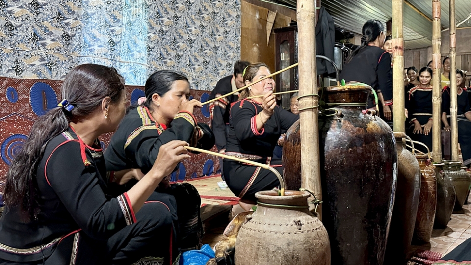 sau_khi_nghi_le_ket_thuc_moi_nguoi_chung_vui_ben_cac_che_ruou_can_anh_y_nin.jpg