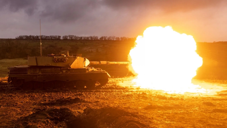 xe tang Ukraine na phao o Kharkov, hoa luc Ukraine, xe tang Leopard 1A5 do NATO cung cap -nytimes.jpg