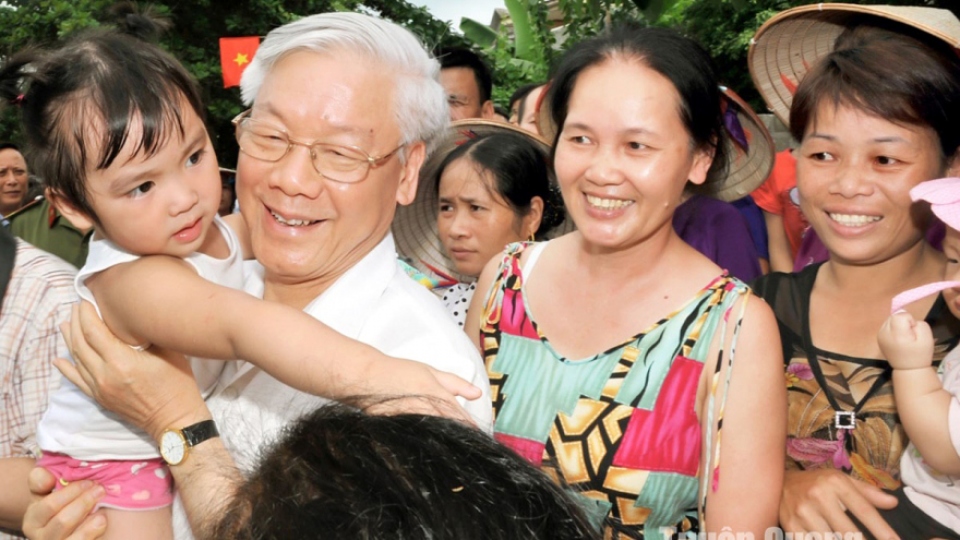 Party leader Nguyen Phu Trong and Vietnamese people in photos