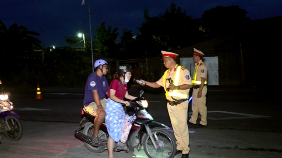 Lực lượng Công an Trà Vinh kiểm tra nồng độ cồn.jpg