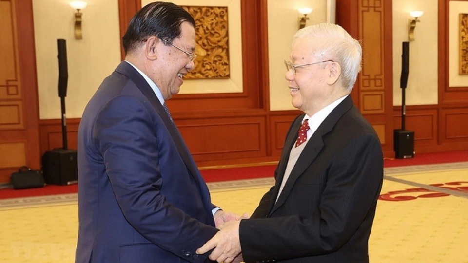 Tong bi thu nguyen phu trong tiep ong Hunsen.jpg