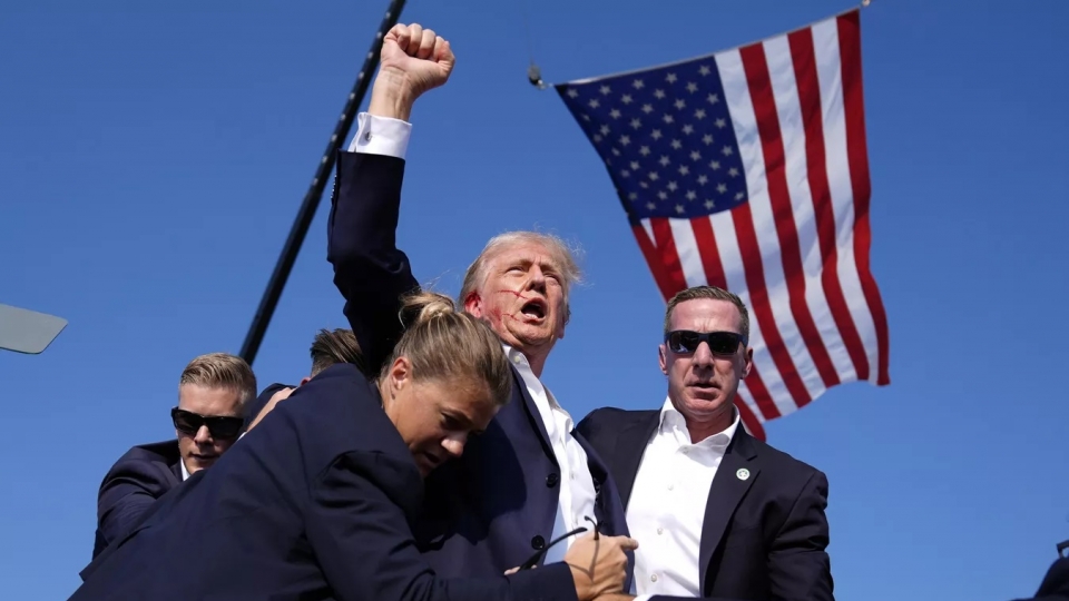 am sat Trump hut, Trump gio tay ben co My, tranh cu tong thong My, 13-7-2024, -ap.jpg