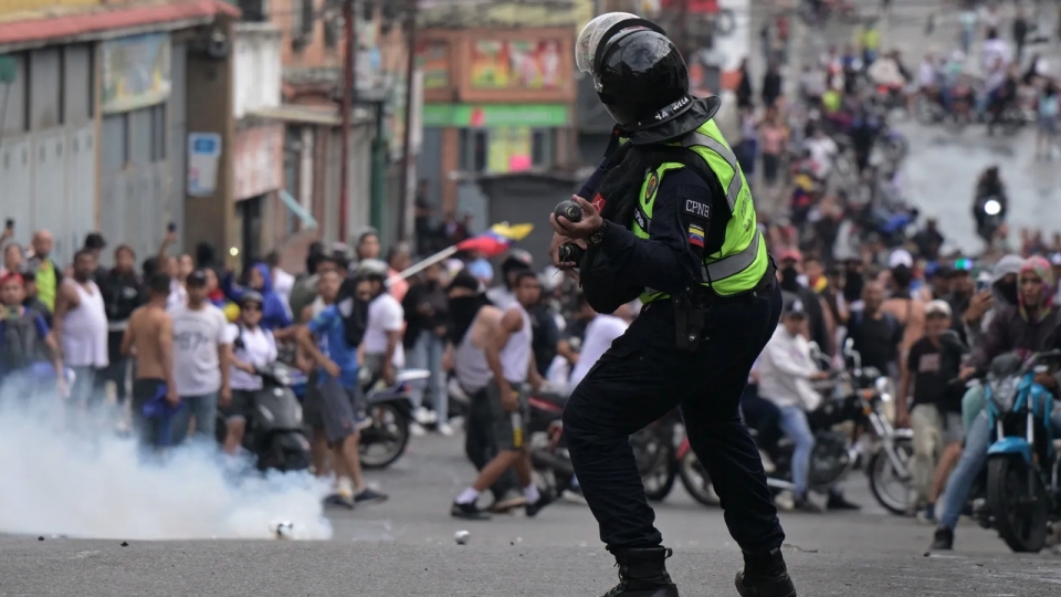 bao loan Venezuela, canh sat chong bao dong Venezuela, canh sat Venezuela, hau bau cu Venezuela -afp.jpg