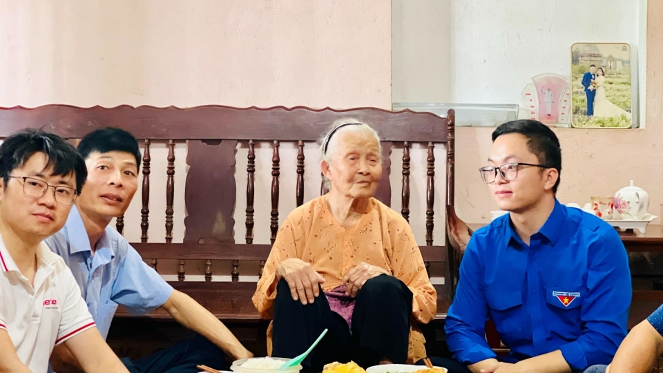 bua_com_trong_khong_khi_am_ap_than_tinh_la_nguon_dong_vien_voi_me_vnah_ngo_thi_nhuong.jpg
