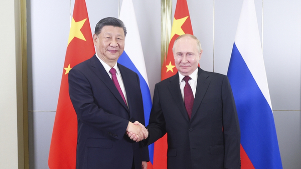 chu_tich_trung_quoc_tap_can_binh_gap_tong_thong_nga_vladimir_putin_ben_le_hoi_nghi_thuong_dinh_to_chuc_hop_tac_thuong_hai_sco_toi_ngay_3_7._anh_tan_hoa_xa.png