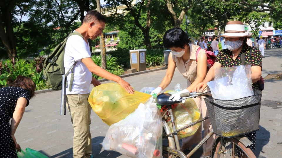 Nữ tiến sĩ 12 năm liên tục tham gia tình nguyện dọn dẹp rác thải quanh Hồ Gươm