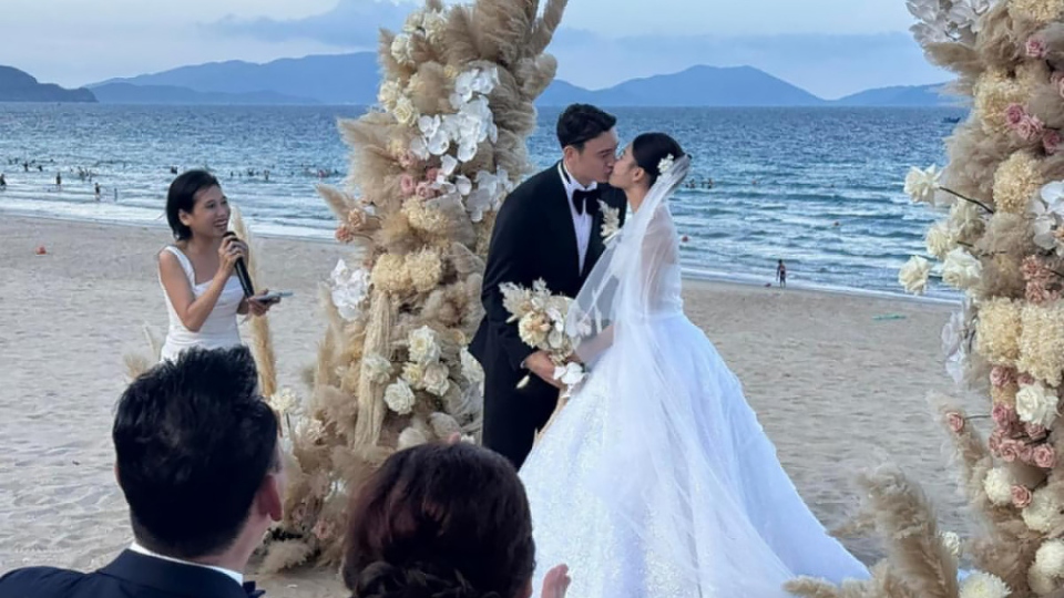Chuyện showbiz 8/7: Văn Lâm - Yến Xuân làm đám cưới trên bãi biển