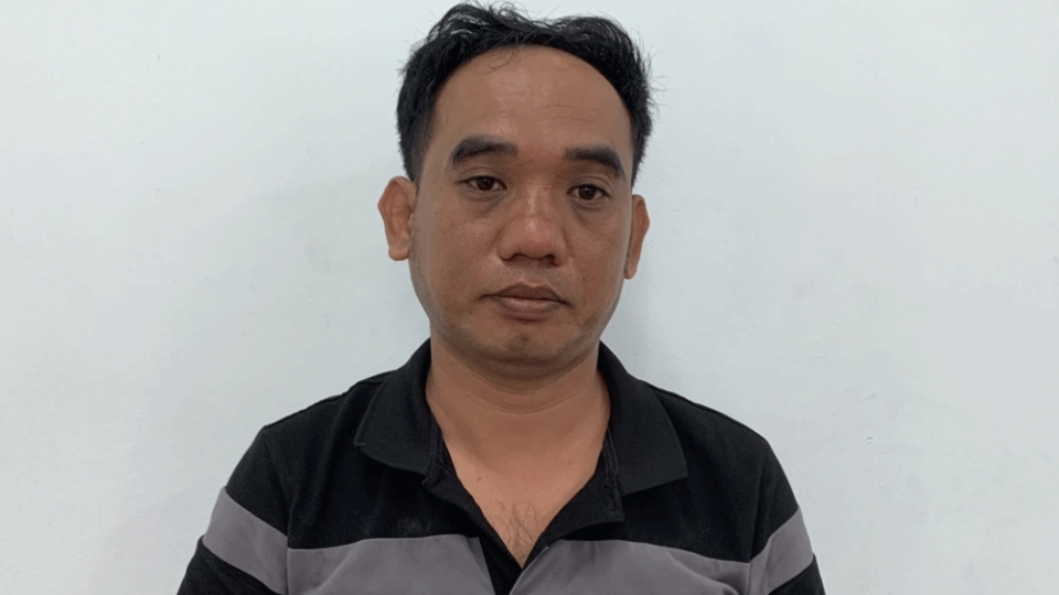 dang_quoc_huy_tai_co_quan_cong_an_anh_ca.gif