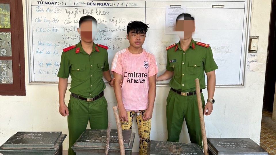 doi_tuong_quang_tuan_hung_bi_bat_cung_tang_vat.jpg