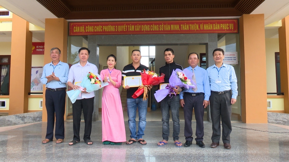 khen_thuong_3_thanh_nien_dung_cam_cuu_nguoi_thoat_khoi_duoi_nuoc.jpg