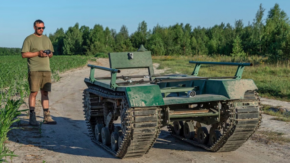 robot quan su Ukraine, thiet bi tren bo khong nguoi lai Ukraine, UGV -ap.jpg