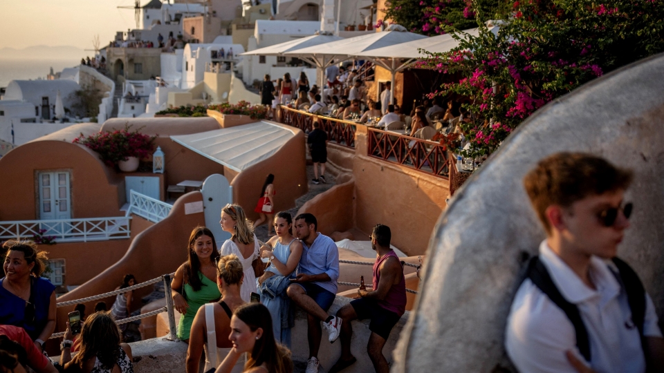rs-2024-07-27t075249z_1630465580_rc2j29a8kmny_rtrmadp_3_greece-tourism-santorini-crowds.jpg