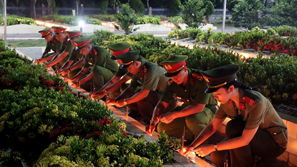 tai_nghia_trang_liet_si_dong_thap_da_dien_ra_le_thap_nen_tri_an_cac_anh_hung_liet_si_anh_viet_tien.jpg