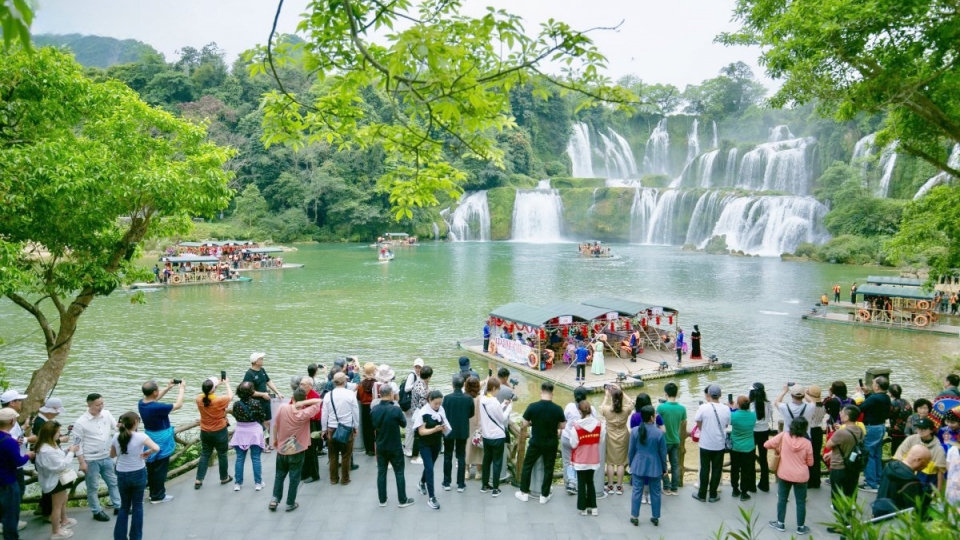 thac_ban_gioc_lot_top_21_thac_nuoc_dep_nhat_the_gioi.jpg