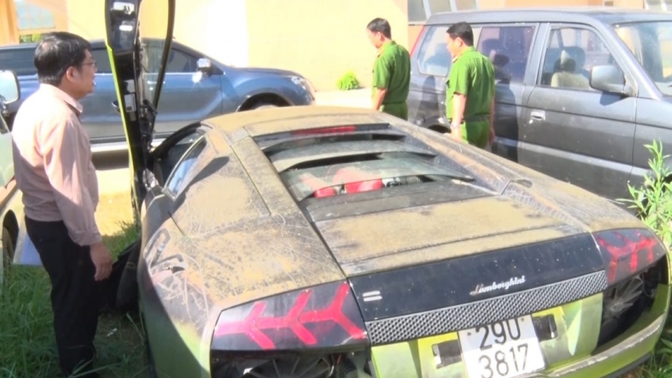 thanh_vien_hoi_dong_tieu_huy_tang_vat_vi_pham_hanh_chinh_tinh_quang_binh_tien_hanh_cac_buoc_de_tieu_huy_xe_o-to_nhan_hieu_lamborghini.jpg