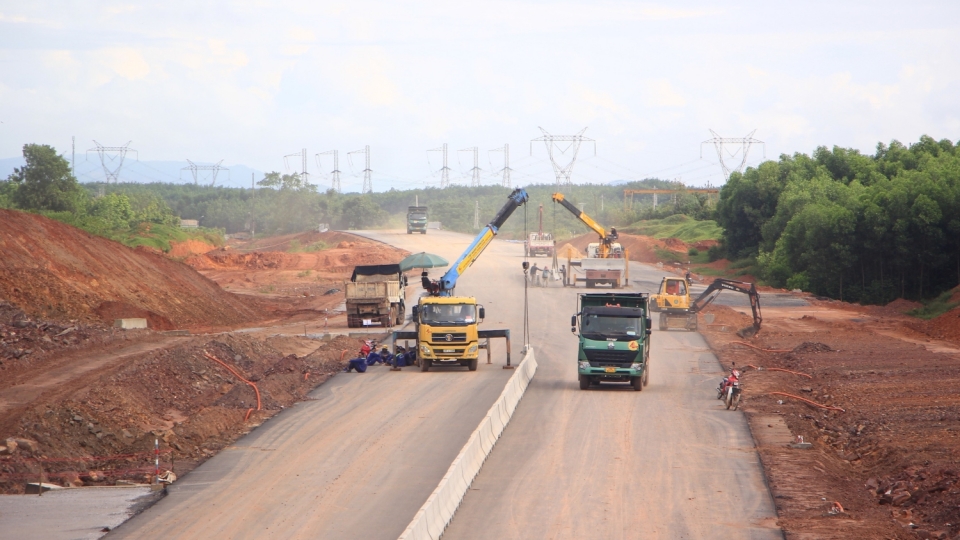 thi_cong_vi_tri_nut_giao_tren_tuyen_cao_toc_bac_-_nam_qua_tinh_quang_binh.jpg