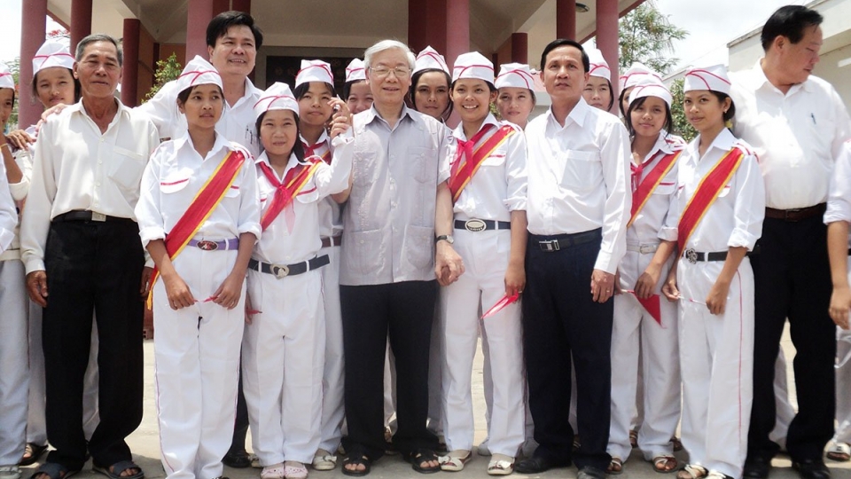 tong_bi_thu_chup_anh_luu_niem_voi_cac_bo_va_cac_em_hoc_sinh_huyen_bi_dai.jpg