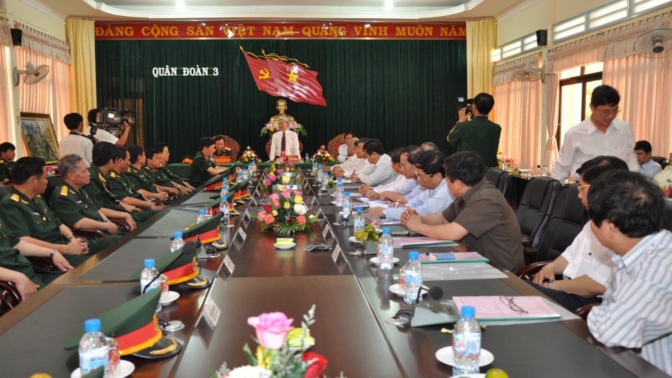 tong_bi_thu_nguyen_phu_trong_phat_bieu_tai_buoi_lam_viec_voi_quan_doan_3_thang_4_2011.jpg