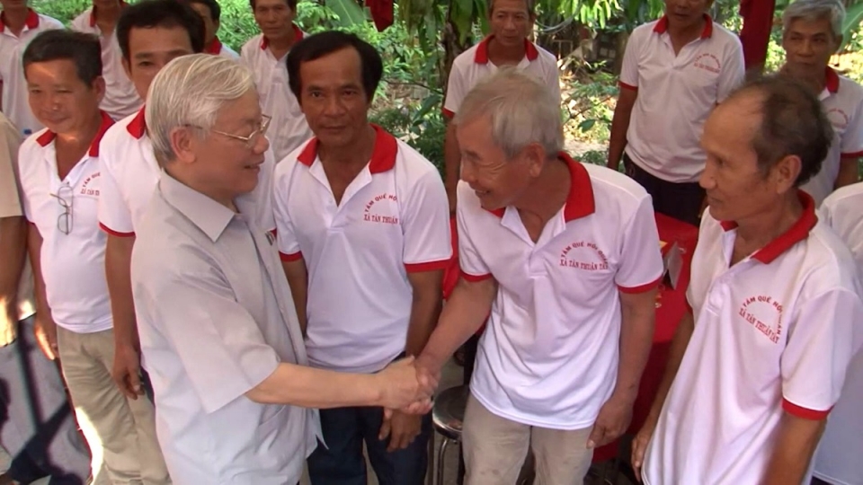 tong_bi_thu_nguyen_phu_trong_trao_doi_voi_nong_dan_tam_que_hoi_quan.jpg