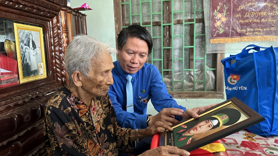 trao_di_anh_liet_si_tang_than_nhan_gia_dinh_liet_si.jpg