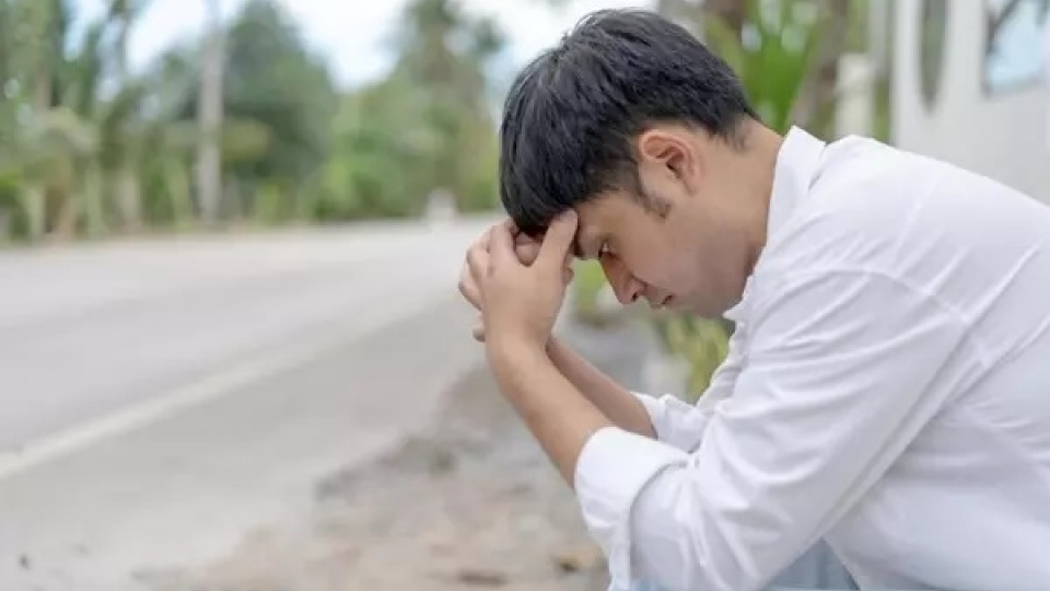 Tôi thấy bế tắc khi em song sinh của vợ đòi yêu tôi