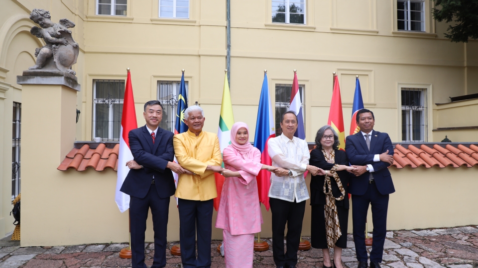 Ủy ban ASEAN tại Cộng hòa Séc (ACP) chụp ảnh lưu niệm.jpg