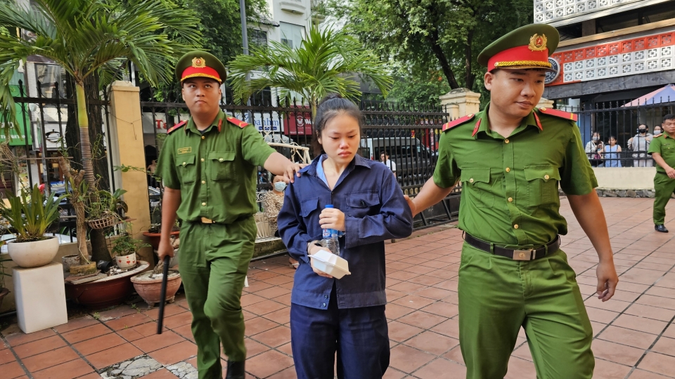 Bị cáo Phạm Huỳnh Nhật Vi được áp giải đến toà. (Ảnh_ Kim Sáng) (2).jpg
