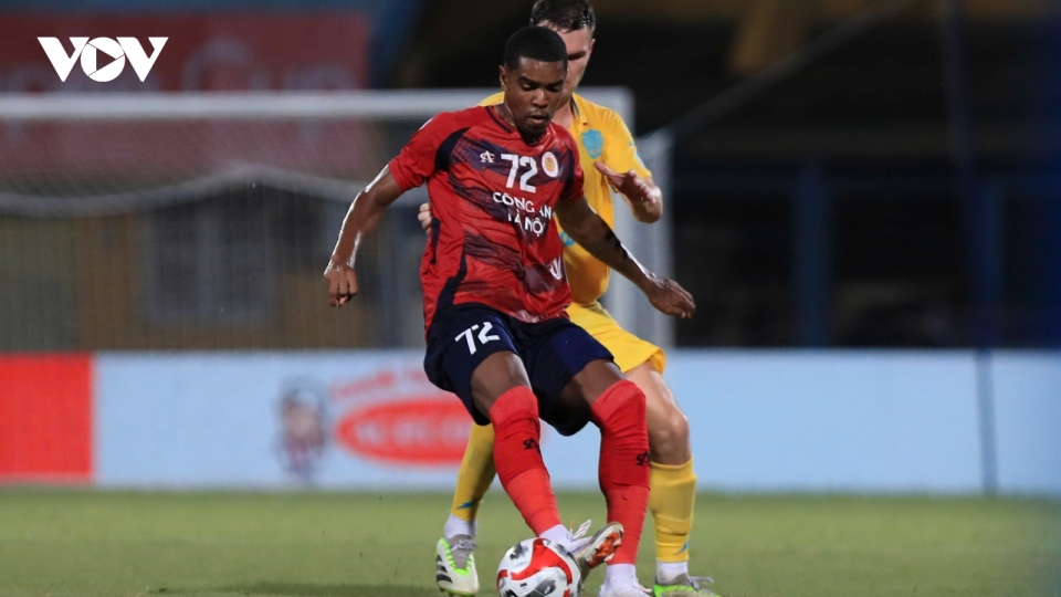 Fighting for the ball between a Hanoi Police player and a Buriram United player at Hang Day Stadium in Hanoi on August 22 evening 1.jpg