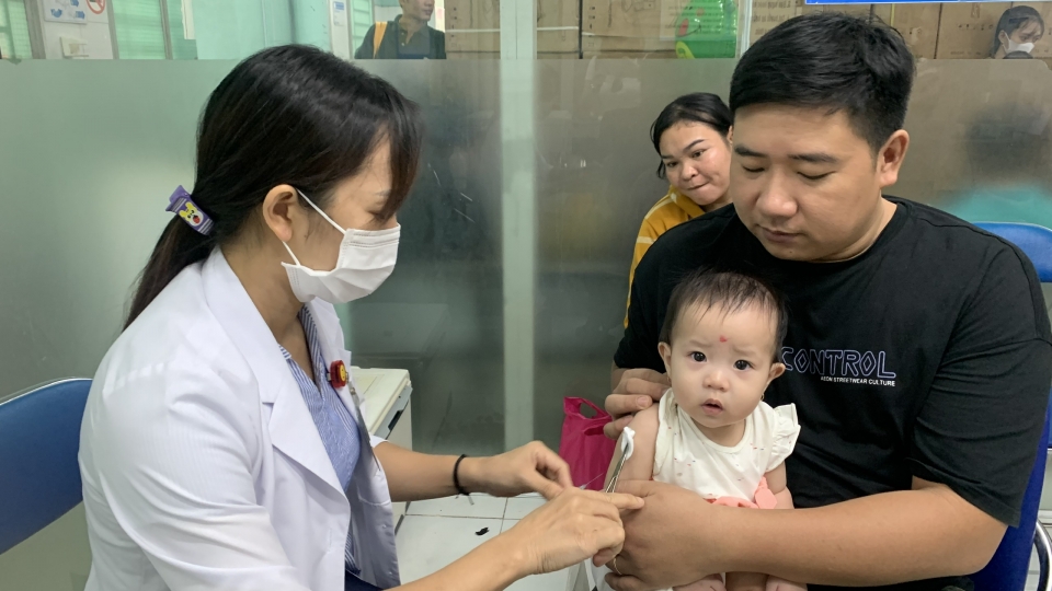 Trẻ tiêm vaccine sởi tại trạm y tế phường Bình Chiểu thành phố Thủ Đức (ảnh Kim Dung).jpg