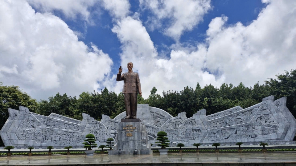 _tuong_dai_bac_ho_voi_cac_dan_toc_tay_nguyen_uy_nghiem_ma_gan_gui_giua_quang_truong_dai_doan_ket_thanh_pho_pleiku._anh_nguyen_thao.jpg