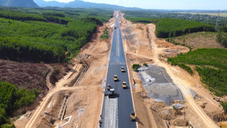 cac_nha_thau_thi_cong_duong_bo_cao_toc_bac-nam_doan_qua_tinh_quang_binh_tan_dung_nhung_thang_he_thoi_tiet_kho_rao_thuan_loi_da_trien_khai_dong_loat_cac_mui_thi_cong_ngoai_troi_tap_trung_phuong_tien.jpg