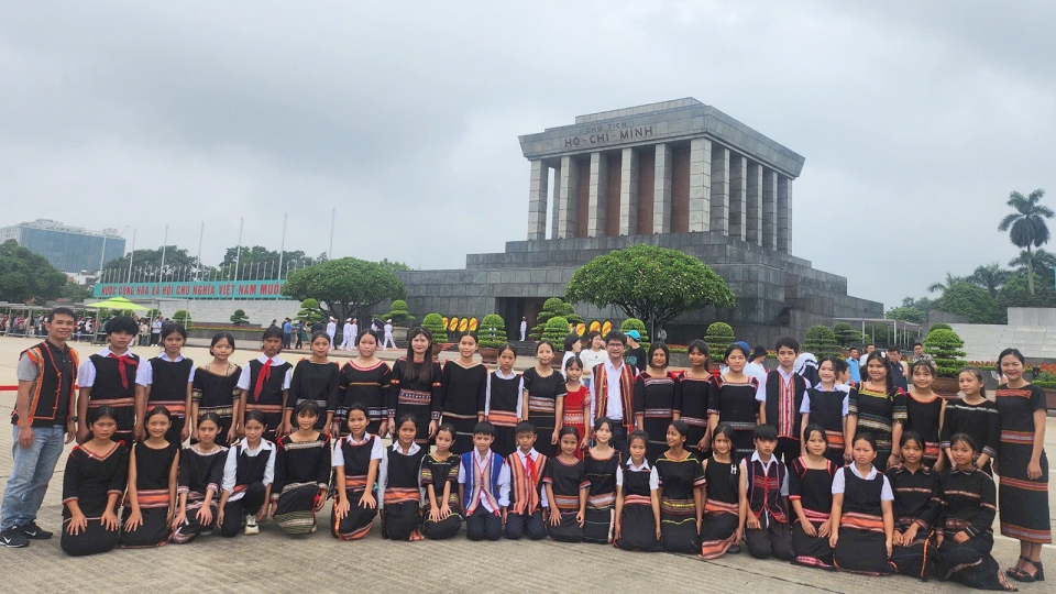 doan_hoc_sinh_gioi_dan_toc_xo_dang_huyen_tu_mo_rong_vao_vieng_va_chup_anh_luu_niem_truoc_lang_chu_tich_ho_chi_minh.jpg