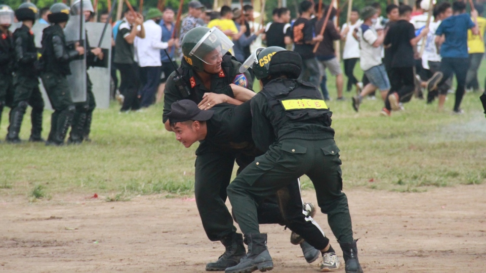 Cán bộ quy hoạch Trung ương khóa XIV thực địa tình huống giải tán đám đông