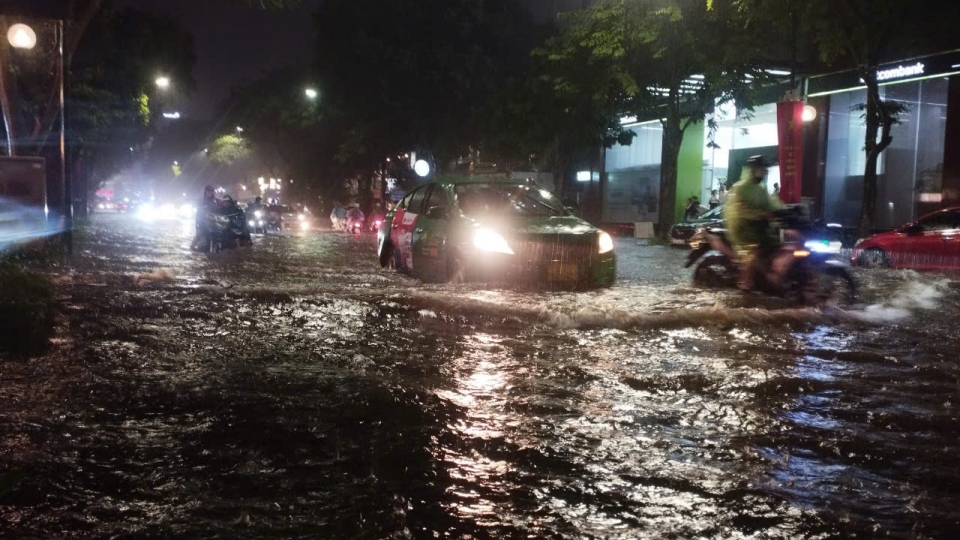 Mưa lớn vào giờ tan tầm, người Hà Nội bì bõm di chuyển trên đường