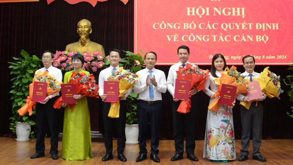 ong_nguyen_dinh_vinh_pho_bi_thu_thuong_truc_thanh_uy_da_nang_dung_giua_trao_quyet_dinh_tang_hoa_chuc_mung_cac_can_bo_duoc_phan_cong_dieu_dong_va_bo_nhiem.jpg