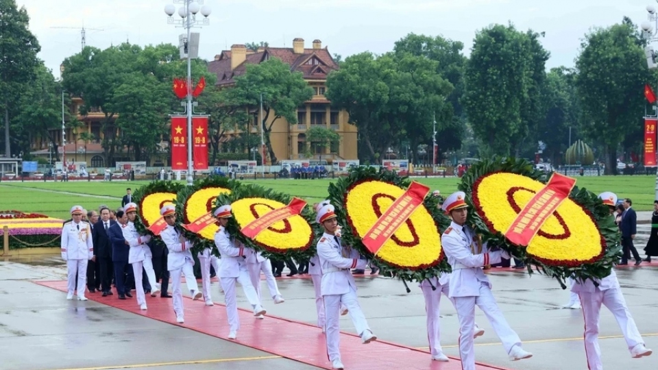 Party and State leaders pay tribute to President Ho Chi Minh on National Day