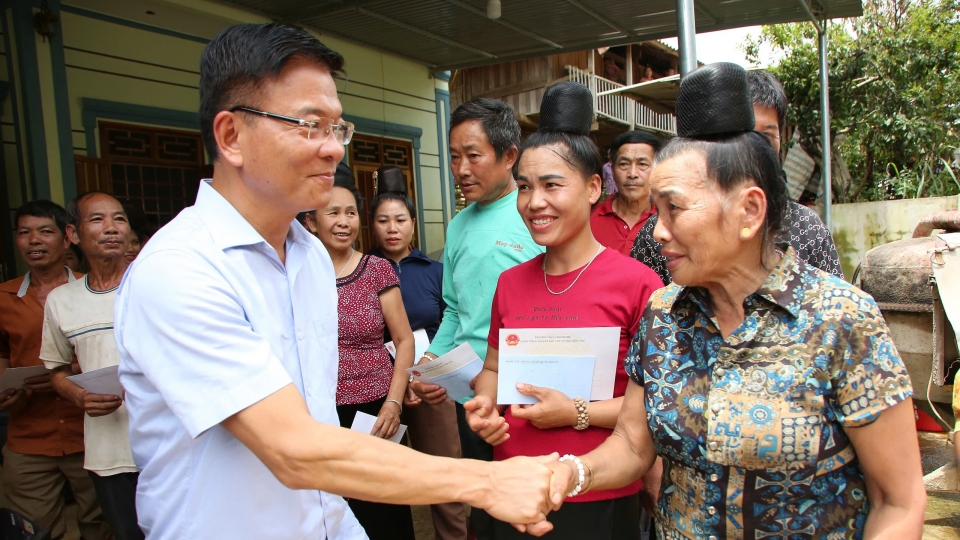 pho_thu_tuong_le_thanh_long_tham_dong_vien_tang_qua_cac_ho_gia_dinh_bi_ngap_lut_tai_xa_chieng_den_tp_son_la.jpg