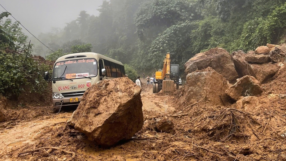 Mưa kéo dài ở Sơn La, nhiều tuyến đường bị sạt lở gây ách tắc giao thông