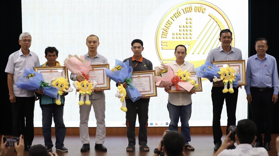 ubnd_tphcm_tang_bang_khen_nhom_nguoi_hung_1.jpg