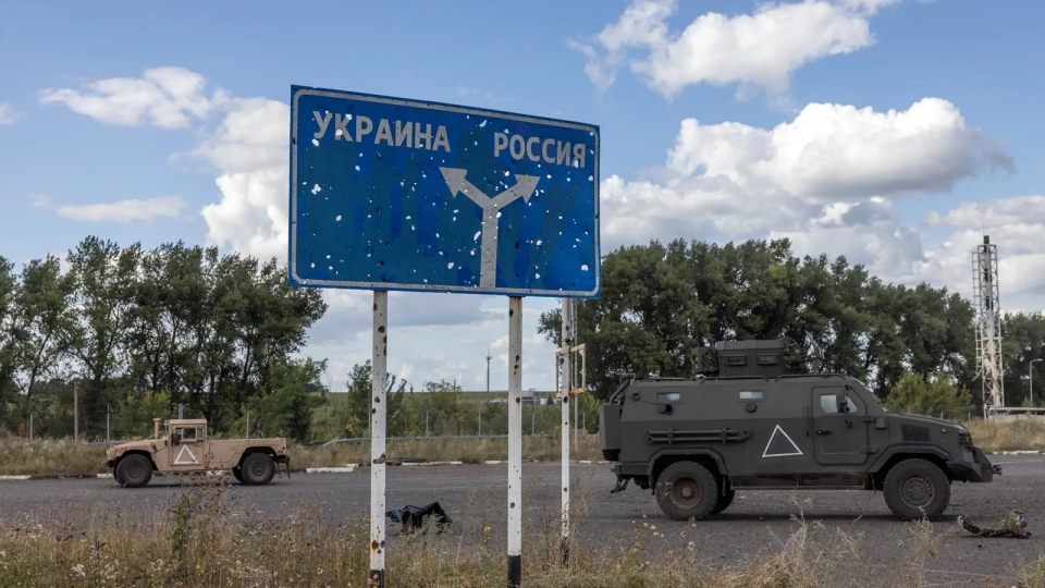 xe quan su Ukraine, chot bien phong Nga, bien gioi Nga Ukraine, bien chi duong Ukraine Nga -nytimes.jpg