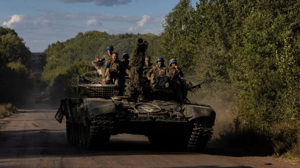 xe tang Ukraine, linh Ukraine, con duong Ukraine o tinh Sumy giap ranh Nga -nytimes.jpg