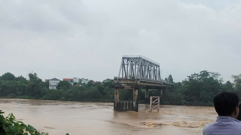 2 nhịp cầu Phong Châu, Phú Thọ bị sập xuống sông Hồng